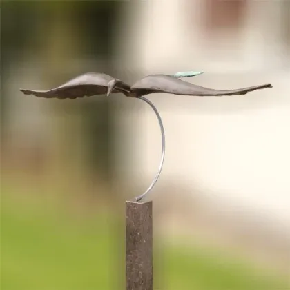 Zdjęcie Wspaniała rzeźba ptaszka z brązu i stali nierdzewnej - do ogrodu