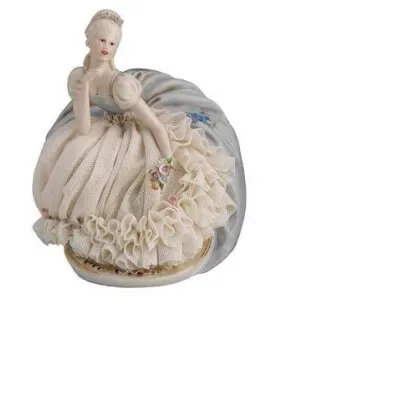 Zdjęcie Kobieta z porcelany -figura ozdobna do salonu