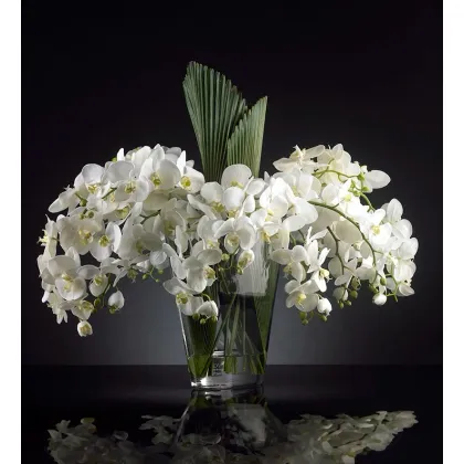 Picture An avant-garde composition of flowers by the Italian brand VG