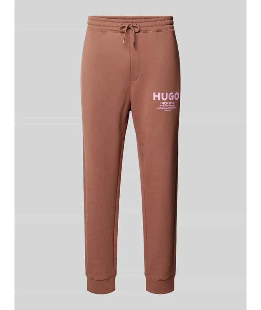 obrazek 1 Spodnie dresowe o kroju tapered fit z nadrukiem z logo model ‘Nevez’