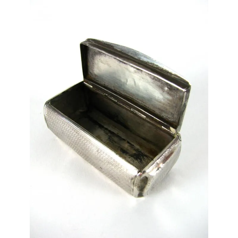 obrazek Prostokątna tabakierka srebrna z lekko zaokrąglonymi, grawerowanymi bokami