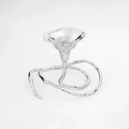 Zdjęcie Świecznik chromowany o nietypowym kształcie