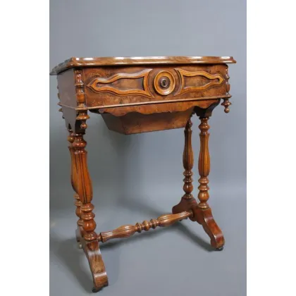 Zdjęcie Bardzo niezwykły wiktoriański, orzechowy stół roboczy z kształtną podnoszoną pokrywą - antyk