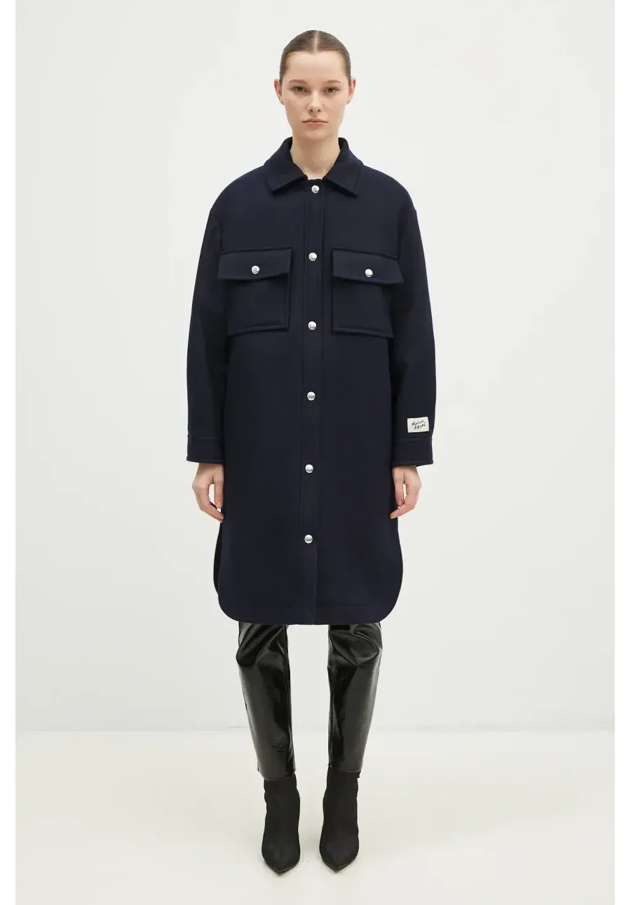 obrazek 1 Maison Kitsuné płaszcz wełniany Workwear kolor granatowy przejściowy NW02211WM0026