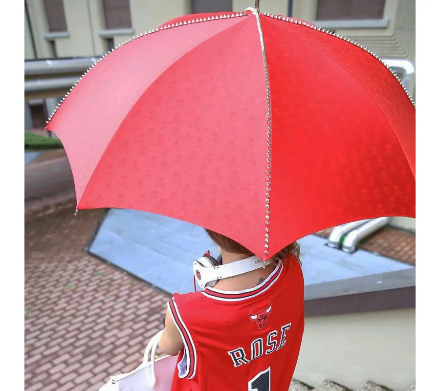 obrazek 9 Stylowy czerwony parasol damski z ćwiekami i rączką w kształcie czarnej czaszki - Pasotti