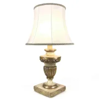 Zdjęcie Klasyczna rzeźbiona lampa do salonu z XIX wieku