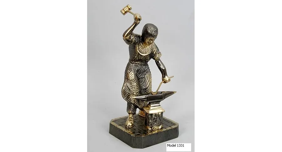 obrazek 2 Elegancka figura pracującego kowala