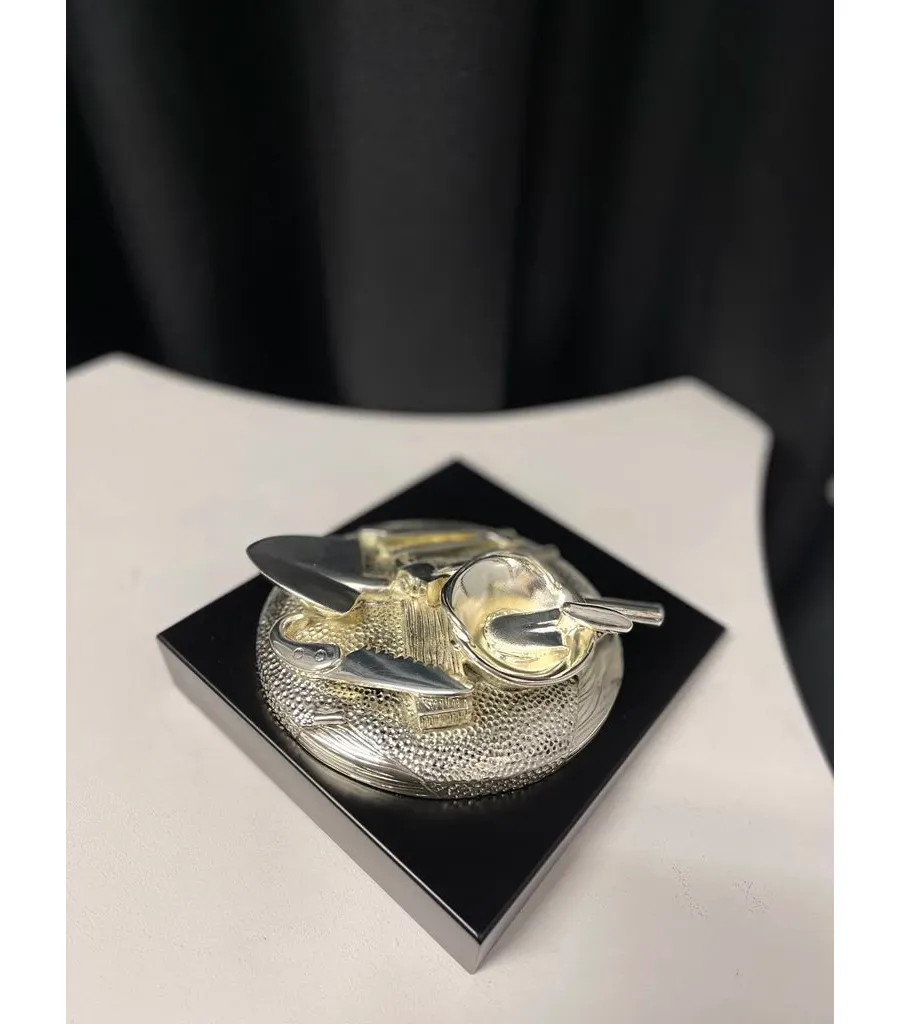 obrazek 4 Figurka z tradycyjnymi narzędziami budowlanymi