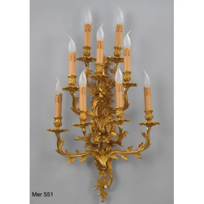 Zdjęcie Kinkiet z rzeźbionego brązu z wykończeniem w kolorze antycznego złota