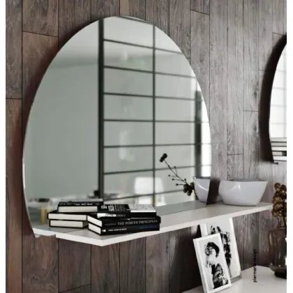 Zdjęcie Przezroczyste kryształowe lustro z białą lakierowaną drewnianą półką