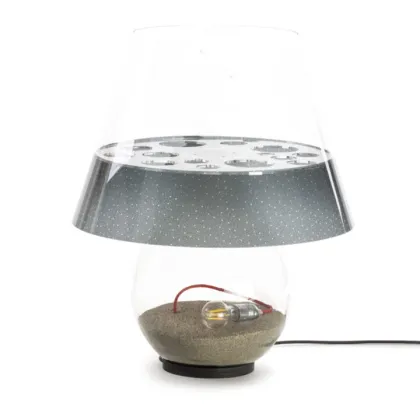 Zdjęcie Oryginalna lampa podłogowa na zewnątrz