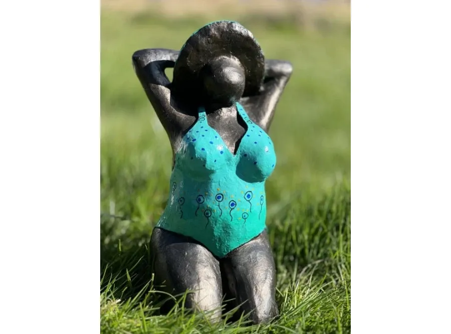 obrazek 4 Fantastyczna rzeźba przedstawiająca kobietę na kolanach w niebieskim kostiumie kąpielowym - doskonała ozdoba do ogrodu