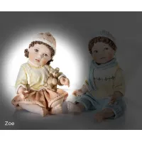 Zdjęcie Figurka małej dziewczynki trzymającej pluszowego misia - Sibania