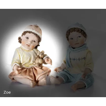 Zdjęcie Figurka małej dziewczynki trzymającej pluszowego misia - Sibania