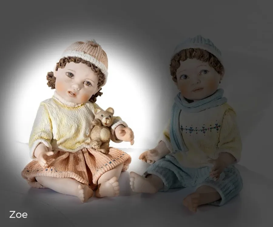 obrazek 1 Figurka małej dziewczynki trzymającej pluszowego misia - Sibania