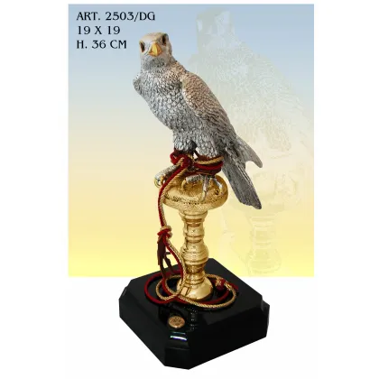 Zdjęcie Piękna figura orła na zlotej podstawie