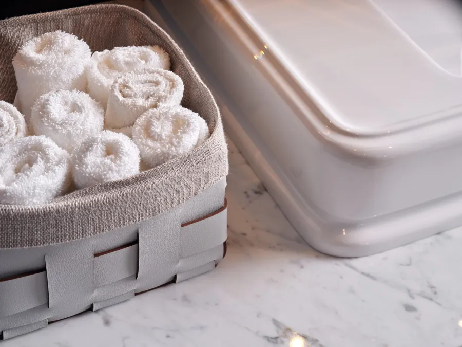 obrazek 4 Ekskluzywny czarny pleciony kosz Bottega 19x19xH13 cm wykonany z naturalnej skóry