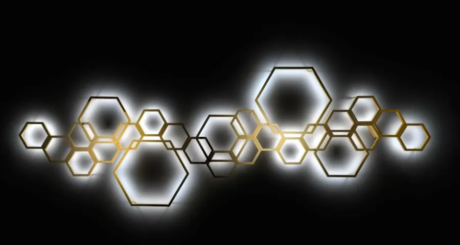 obrazek 2 Włoski kinkiet ścienny z kolekcji Hexagon z mosiądzu z paskiem LED - Il Paralume Marina
