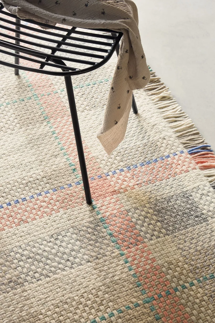 obrazek 3 Nieszablonowy kilimowy dywan w kratkę - ATELIER JOLIE 49302
