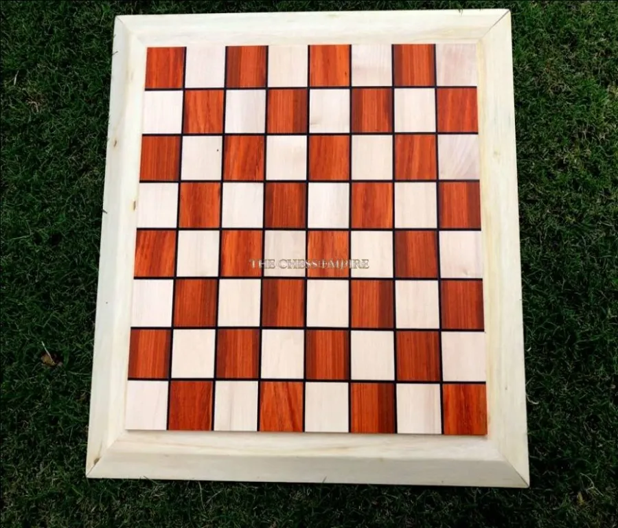 obrazek 1 Stylowa szachownica z litego drewna serii Wings Field- The Chess Empire