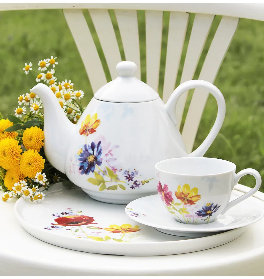 obrazek 3 Elegancki porcelanowy czajniczek zdobiony kwiatowym ornamentem z kolekcji Paloucek z Loucek – Leander