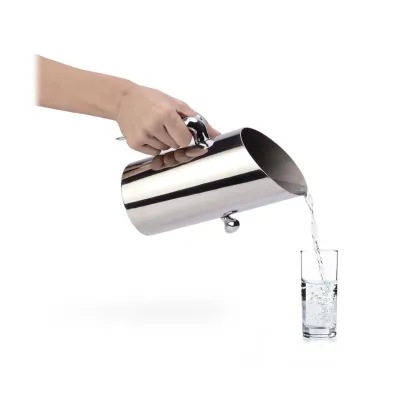 Zdjęcie Nietypowy dzbanek z chromowanego mosiądzu i stali nierdzewnej