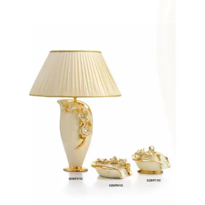Zdjęcie Asymetryczna beżowa lampa z ceramiki włoskiej ze złotymi różyczkami