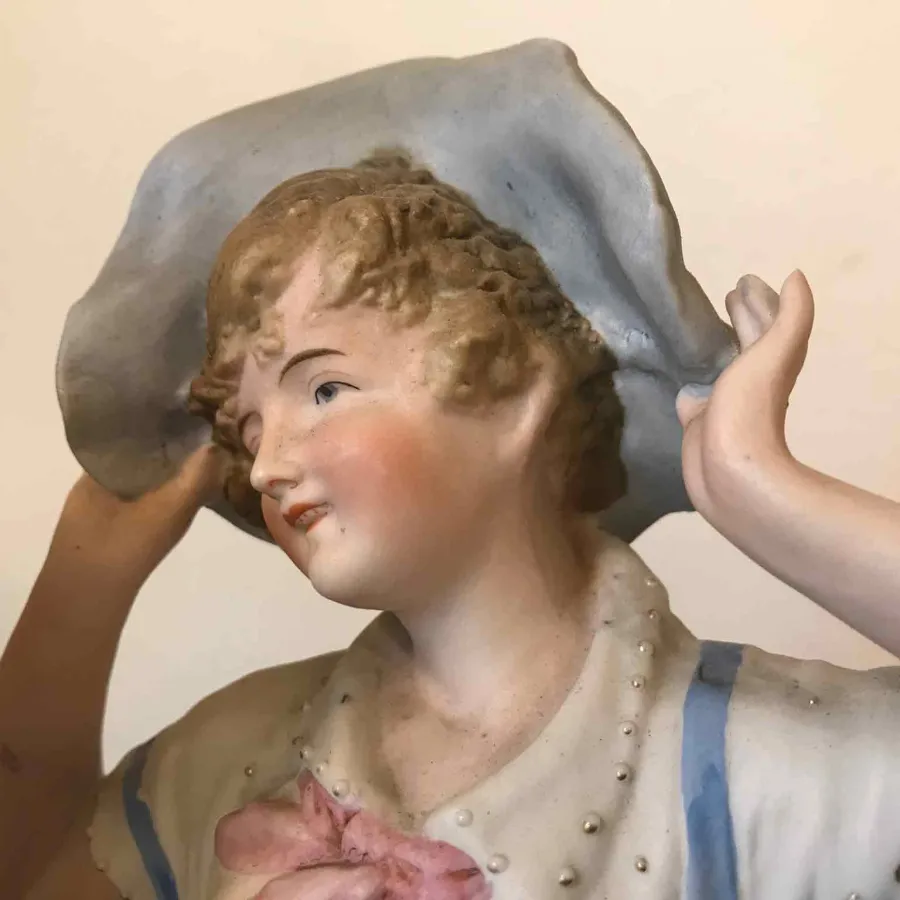 obrazek 8 Para antycznych rzeźb z porcelany - dwie postacie kobiet w szatach powiewających na wietrze