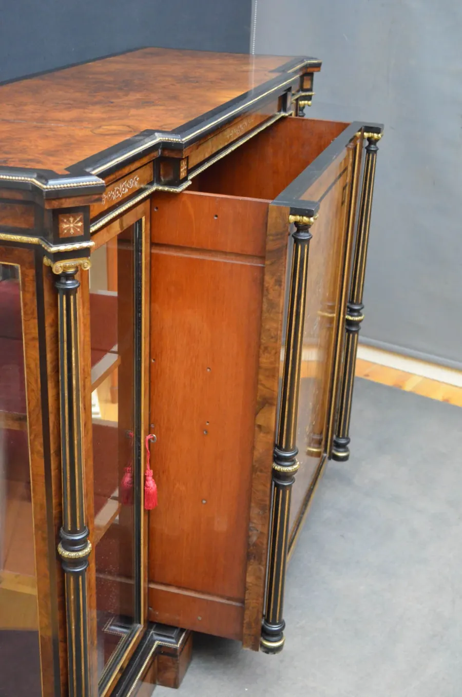 obrazek 8 Wyjątkowy kredens - orzech włoski, heban - antyk