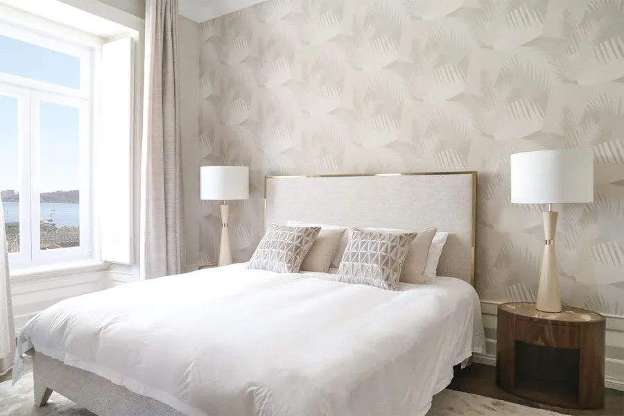 picture 3 An elegant bed with a beautiful fabric headboard - Ana Roque
