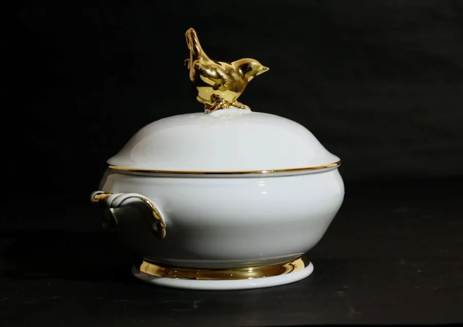 obrazek 1 Porcelanowa waza do zupy z figurką ptaszka na pokrywce