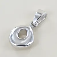 Picture O-shaped pendant made of white gold