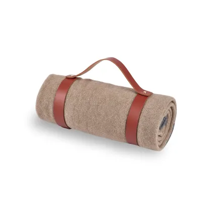 Zdjęcie Stylowy bordowy skórzany pas do koca