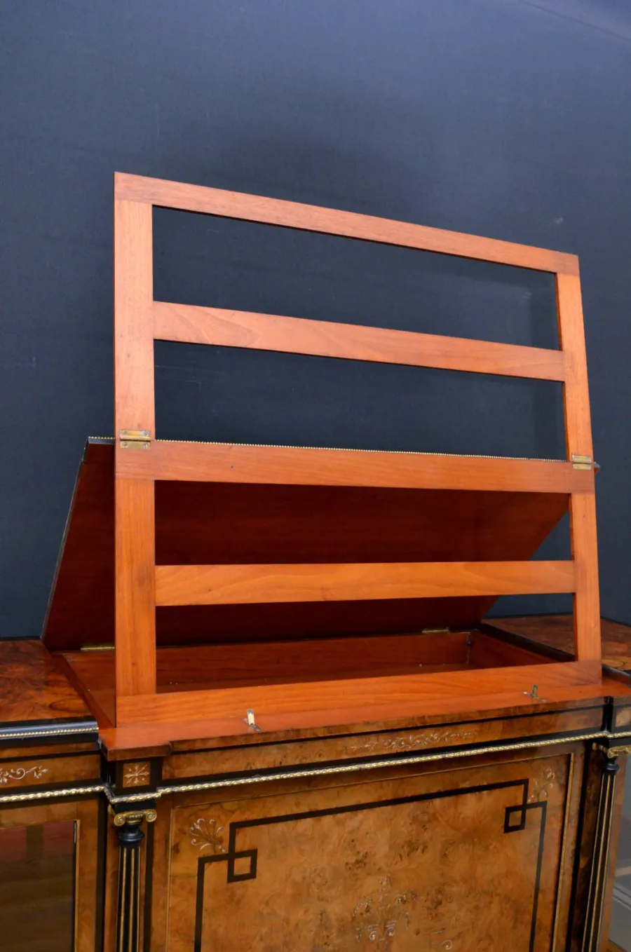 obrazek 3 Wyjątkowy kredens - orzech włoski, heban - antyk