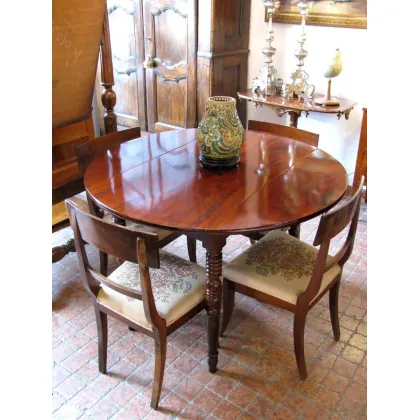 Zdjęcie Rozkładany stół mahoniowy, ze skrzydłami, pochodzenia angielskiego