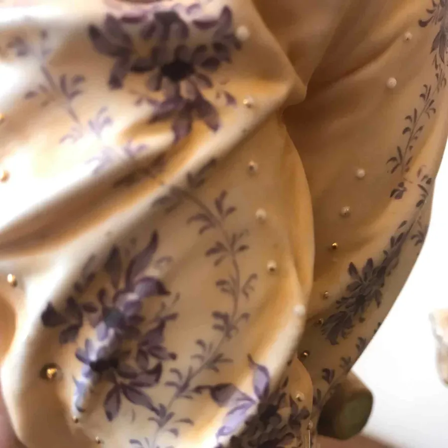 obrazek 10 Para antycznych rzeźb z porcelany - dwie postacie kobiet w szatach powiewających na wietrze
