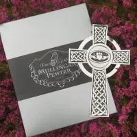 Zdjęcie Stylowy krzyż z pewteru zdobiony wzorem Claddagh