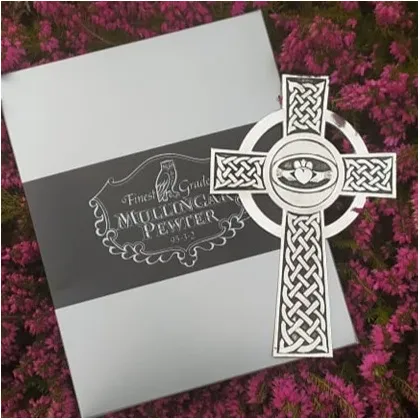 Zdjęcie Stylowy krzyż z pewteru zdobiony wzorem Claddagh