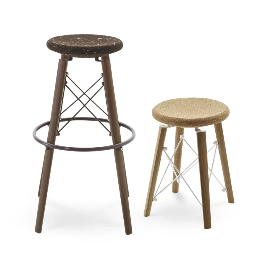 obrazek 1 Stołek Jack z drewna dębowego, stali i korka 75cm - Colico