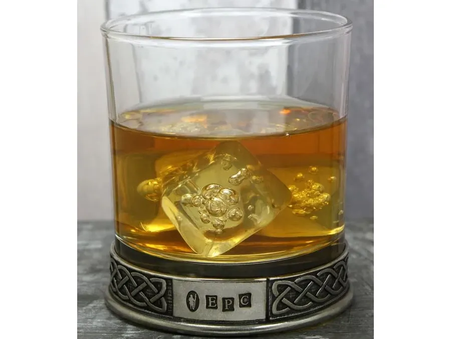 obrazek 2 Wysokiej jakości szklanka do whisky z celtyckim wzorem u podstawy