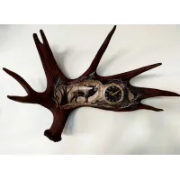 Zdjęcie Zdobiony zegar wiszący z motywem wędrującego jelenia