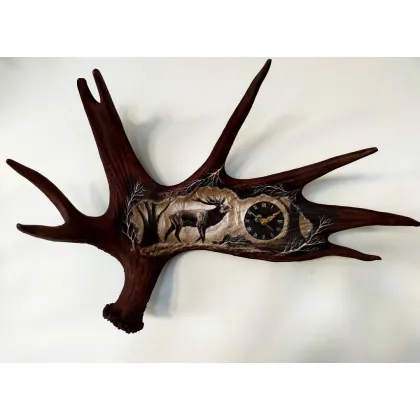 Zdjęcie Zdobiony zegar wiszący z motywem wędrującego jelenia
