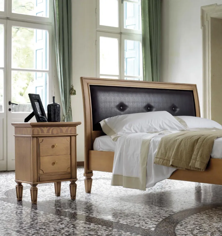 picture 1 A classic bed with a leather headboard for a luxury apartment - Cantiero