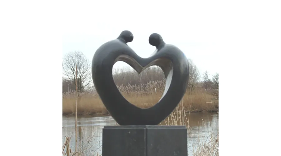 obrazek 1 Stylowa figurka z brązu do ogrodu "Serce dla siebie nawzajem"