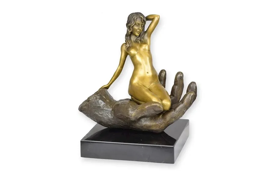 obrazek 1 Wyjątkowa rzeźba przedstawiająca kobietę na dużej dłoni z brązu