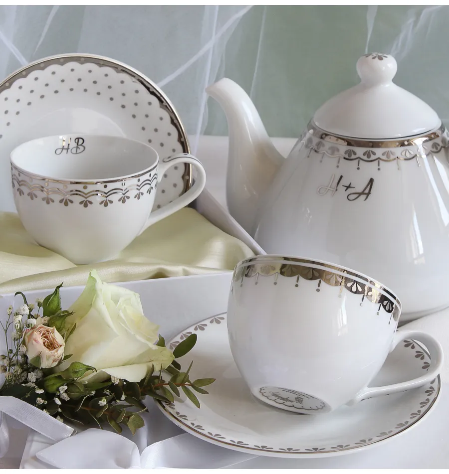 obrazek 2 Elegancka filiżanka ze spodkiem z porcelany z platynowym zdobieniem z kolekcji HyggeLine – wariant 1 – Leander