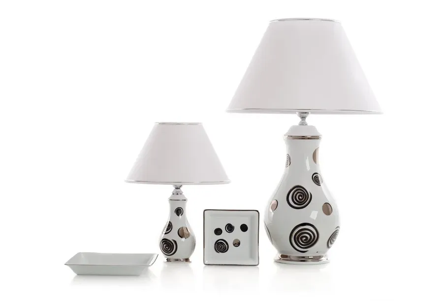 obrazek 1 Kwadratowy talerzyk dekoracyjny z porcelany ze zdobieniem