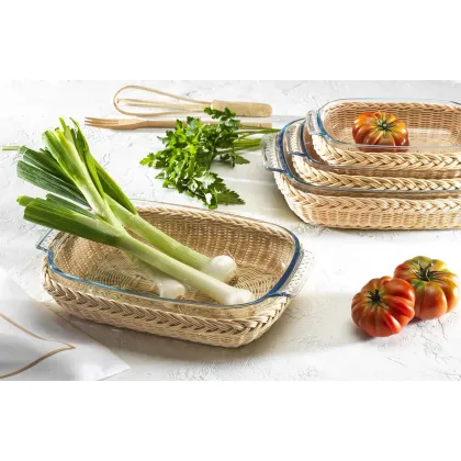 Zdjęcie Kosz na prostokątne naczynie do pieczenia z naturalnej wikliny zawierający szkło pyrex