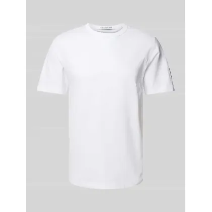 Zdjęcie T-shirt z naszywką z logo