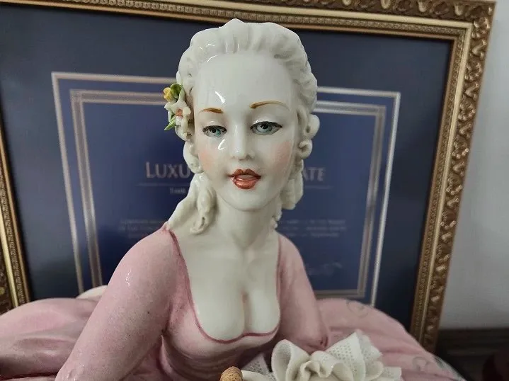 Porcelanowa figura do salonu